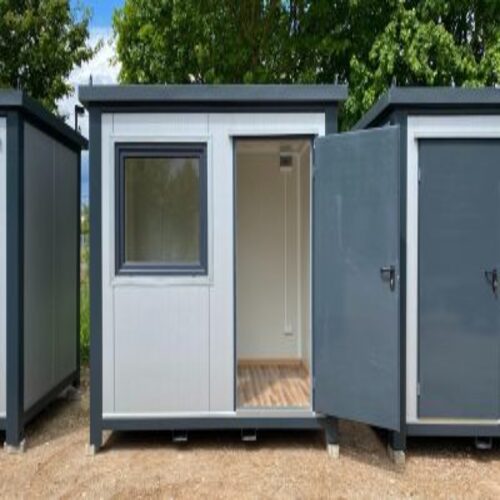 Kleiner Bürocontainer mit Tür