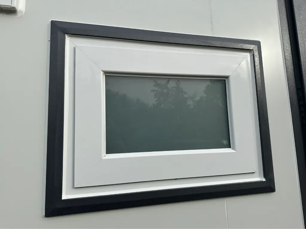 Fenster mit dunklem Rahmen