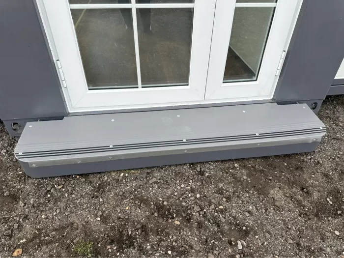 Fenster und Tür im Wohncontainer